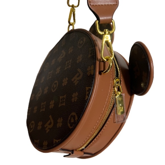 ✨$450✨  WATER PROOF  MICKEY MOUSE ZIPPER CROSSBODY BAG Disney land - Picture 12 of 14